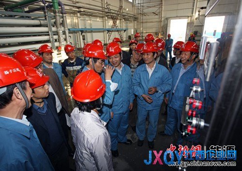 中石化董事長(zhǎng)考察污水處理 拿起半杯處理水喝盡