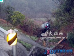 杭瑞高速上一男子駕車時向女友獻(xiàn)花不慎翻車