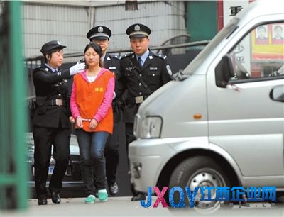 3月22日，周克華的女友張貴英被警察從重慶沙坪壩區(qū)看守所帶出。新華社發(fā)