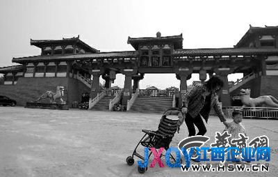 昨日，西安市秦阿房宮景區(qū)，廣場(chǎng)上的銅人已被搬走 本報(bào)記者 馬捷文 攝