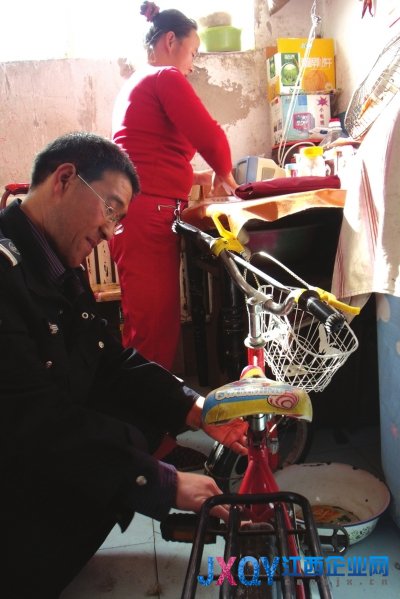 大學(xué)生夫妻住公廁稱生活開心很知足(圖)