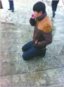 男生雪地跪兩小時(shí)求女友原諒 不理路人勸說(圖