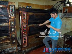 南昌一食品廠衛(wèi)生堪憂 下面烘著糕點(diǎn)上面烤著鞋