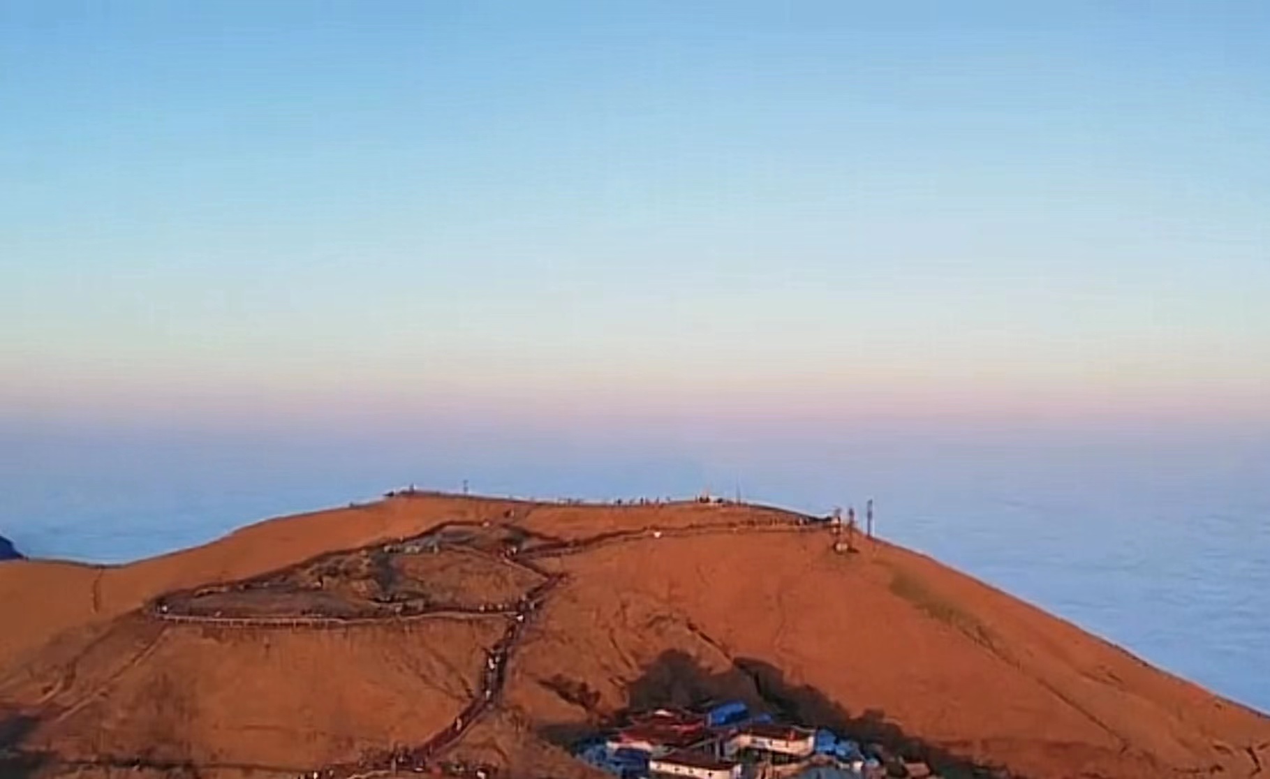 武功山：登高祈福賞美景 美女游客玩的不亦樂乎