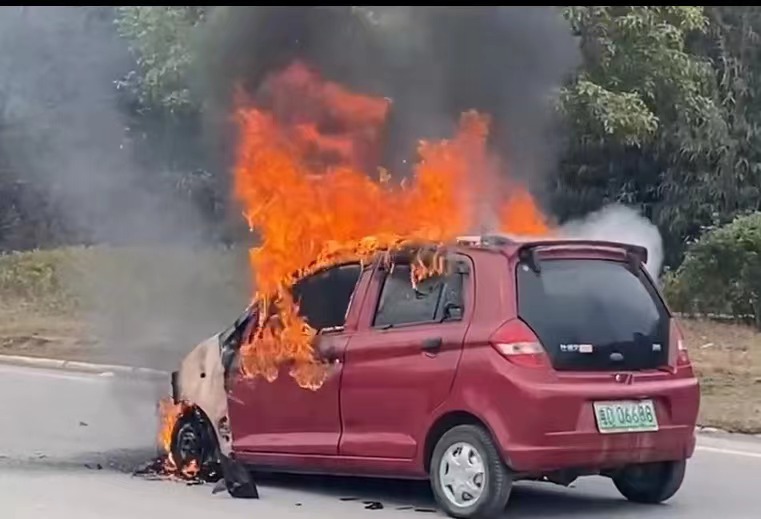 大爺開(kāi)電動(dòng)車買個(gè)菜，車燒沒(méi)了回不去了&hellip;