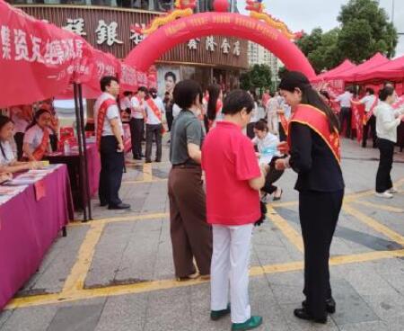 平安人壽萬載支公司積極參加防范非法集資集中宣傳日活動